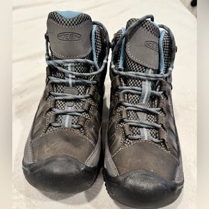 KEEN Ladies Hiking Shoes with Light Blue Accents size 9.5 *NEW
